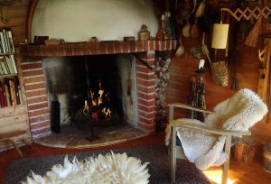 Storstugan, eldstad/The open fireplace in the living room. Storstugan, eldstad/The open fireplace in the living room.